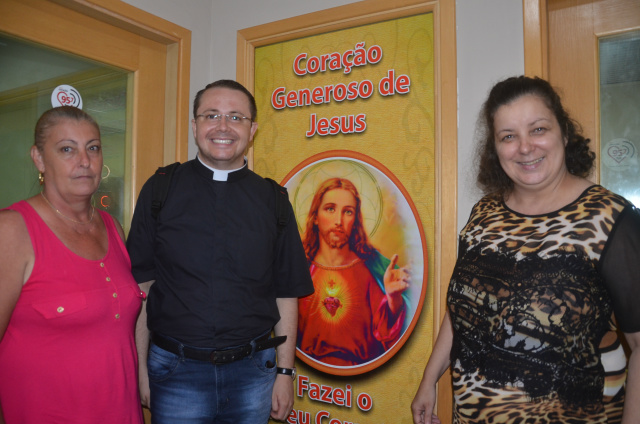 Padre Odair,   Ozair e Sra. Aparecida,  representante da comunidade de  Douradina/MS, que se tornou a mais nova contribuinte da FTM