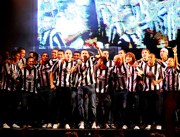 Jogadores fazem a festa no palco e chamam torcida para cantar (Marcos Ribolli / Globoesporte.com)