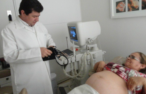 Maria da Glória durante ultrasonografia com o obstetra Erickson (Foto: Fernanda Medeiros/Arquivo Pessoal)