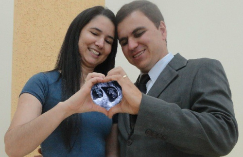 Fernanda e o marido Allen comemoram a chegada das filhas (Foto: Arquivo Pessoal)