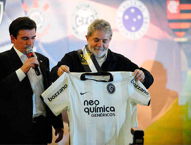 Antes da festa, Lula recebeu a camisa do centenário de Andrés (Marcos Ribolli / Globoesporte.com)

