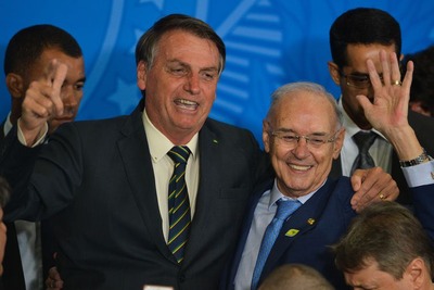O presidente Jair Bolsonaro e o senador Arolde de Oliveira, entoam a canção da Infantaria, após solenidade de ampliação do Programa Educação Conectada nas Escolas e ato comemorativo ao Dia da Bandeira - Fabio Rodrigues Pozzebom/Agência Brasil