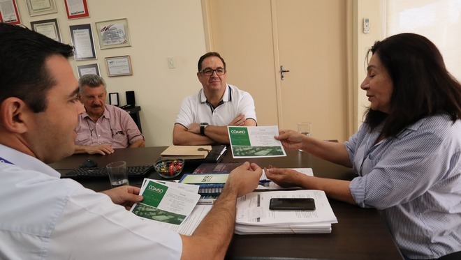 Prefeita Délia Razuk recebeu o convite oficial para a solenidade de inauguração do complexo industrial da Coamo em Dourados. Foto: A. Frota
