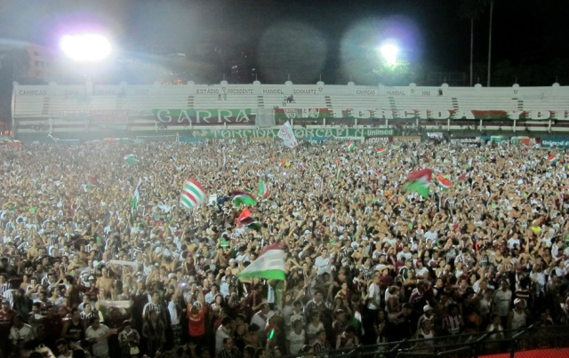 Torcedores no estadio das laranjeiras aguardando a chegada dos jogadores após a conquista do titulo.