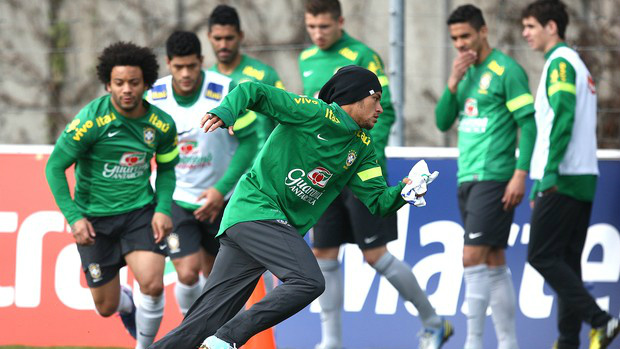 Neymar corre durante treino da seleção brasileira, em Genebra, Suíça (Foto: Mowa Press)