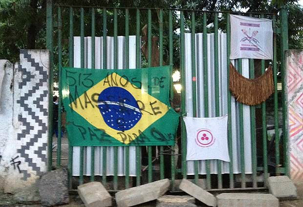 Antigo museu do índio, no Maracanã, estava fechado, com uma barricada para resistir desocupação. (Foto: Isabela Marinho / G1)