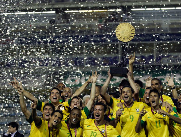 Jogadores da Seleção fazem a festa com a taça do Superclássico no gramado da Bombonera (Foto: AP