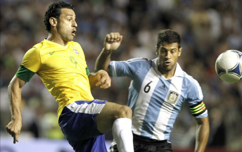 De volta à Seleção, Fred recebe a marcação de Sebá Dominguez, ex-Corinthians (Foto: Agência EFE)