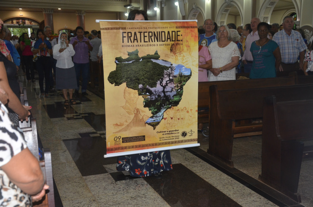 Cartaz da CF 2017 sendo levado ao altar no inicio da celebração na Catedral Imaculada Conceição de Dourados.