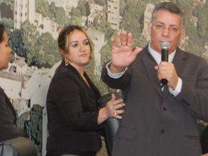 O novo prefeito assume a vaga do então afastado, Ari Artuzi, acusado de chefiar esquema de fraudes em licitações.