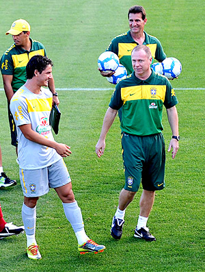 Mano Menezes converesa com Alexandre Pato
(Foto: Mowa Press)