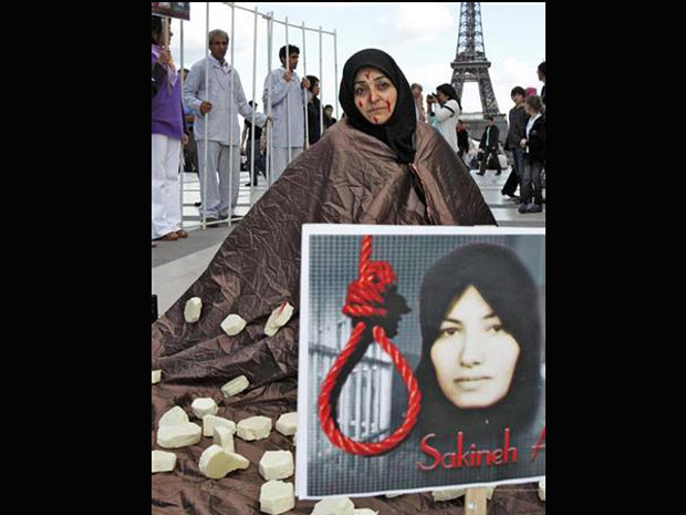 Manifestantes protestam contra sentença de morte por apedrejamento dada a irariana Sakineh Mohammadi Ashtiani perto da Torre Eiffel, em Paris. (Foto: Reuters)