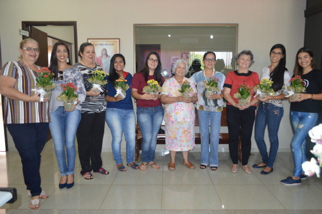 Mulheres representantes dos Dept. Jurídico, financeiro,    marketing e produção foram homenageadas hoje com flores e  um café da manhã, na Rádio Coração em Dourados.