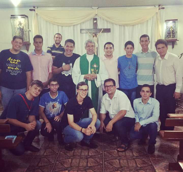 Seminaristas com o padre Otair. Foto: Reprodução/Facebook