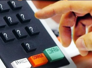 No ano em que a Lei da Ficha Limpa entrou em vigor, muitas candidaturas podem ser barradas perto do pleito e essa eliminação corre o risco de não chegar às urnas.
