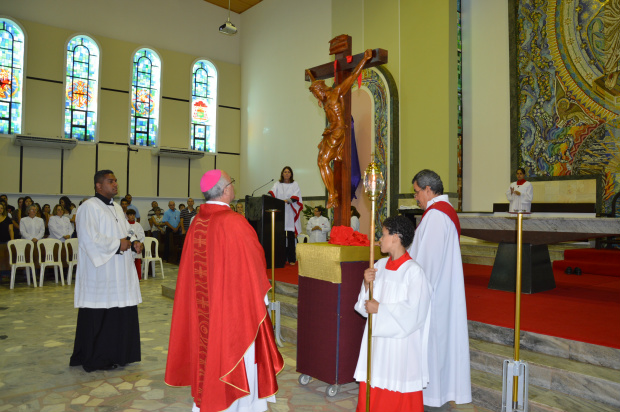 Fiéis lotam catedral na celebração da sexta feira da paixão Fiéis lotam catedral na celebração da sexta feira da paixão
