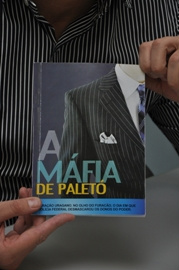 O livro “A Máfia de Paletó”, escrito pelo jornalista Eleandro Passaia, será lançado hoje no Teatro Municipal de Dourados.