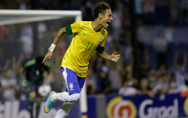 Neymar comemora a cobrança que selou o título do Superclássico (Foto: AP)