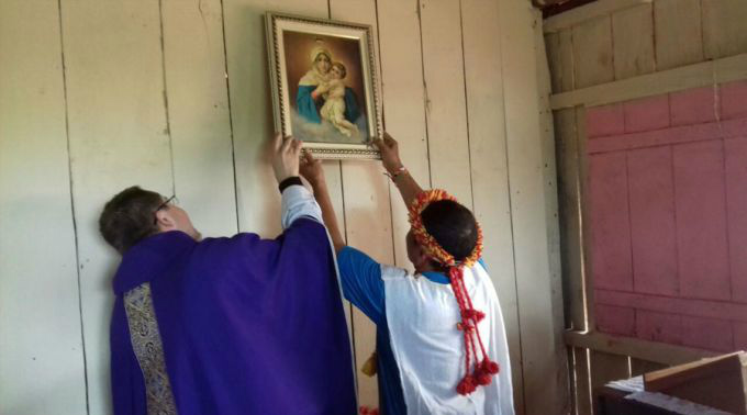 Momento da inauguração de uma capela na aldeia indígena Guarani Kaiowa Itay, em Douradina (MS), no dia 5 de março.