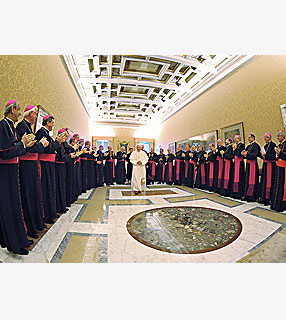 L'Osservatore Romano
Bento XVI é recebido pelos bispos brasileiros