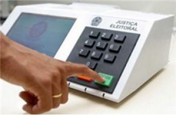 A Justiça Eleitoral recomenda que os eleitores levem os números dos candidatos anotados em um papel, a chamada cola eleitoral