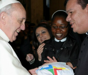 Assessor da Comissão para a Juventude entrega kit da JMJ ao Papa Francisco