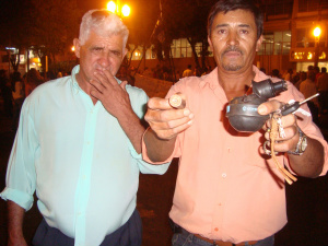 Homem mostra granada de efeito moral que estava na rua. Foto: Cido Costa
