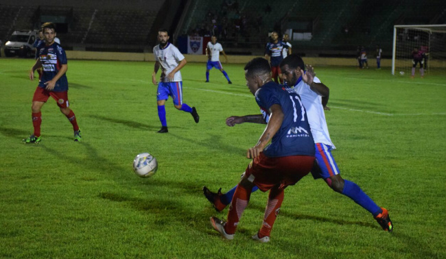 Lance do Jogo de ontem no estádio Douradão entre 7 de Dourados e Urso de Mundo Novo. 
Foto : Noé Faria