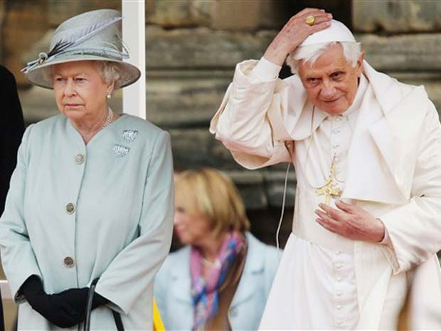 A Rainha Elizabeth II e o papa Bento XVI nesta quinta-feira (16) em Edimburgo, na Escócia. (Foto: AFP)
