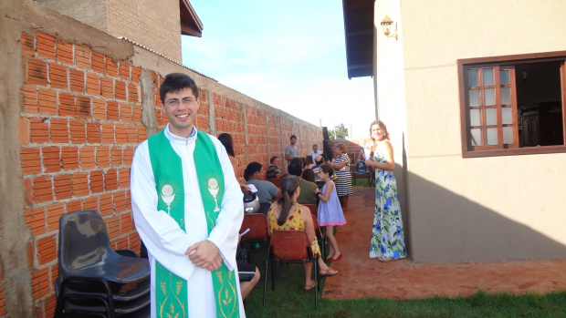 Pe. Alexandre Celebrando as missas intinerantes nas residencias do Residencial Monte Carlo.