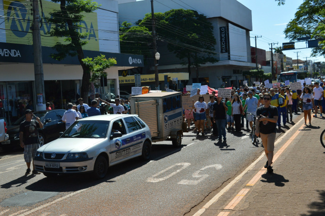 Professores participaram de ato contra a PEC 287 em Dourados, nesta quarta-feira (15)- Foto: Joandra Alvex