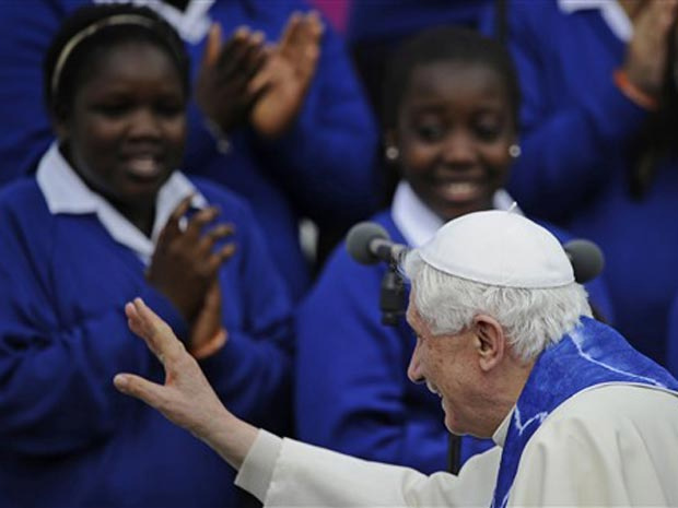  papa Bento XVI durante celebração com estudantes nesta sexta-feira (17) na St Mary's University College, em Twickenham. (Foto: AP)