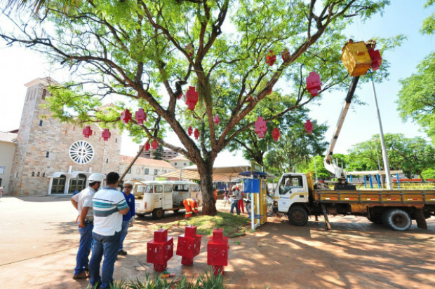 Praça Antonio João é decorada para ser principal palco da programação “Dourados Brilha” (Foto: A. frota)