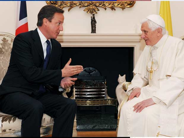 O papa Bento XVI se reuniu hoje durante 20 minutos com o primeiro-ministro do Reino Unido, David Cameron (Foto: Reuters)