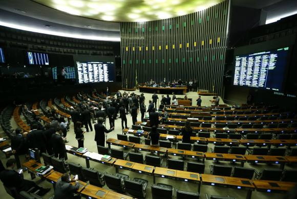 Sob protestos, texto foi aprovado por 231 a favor, 188 contra e 8 abstenções.Marcelo Camargo/Agência Brasil