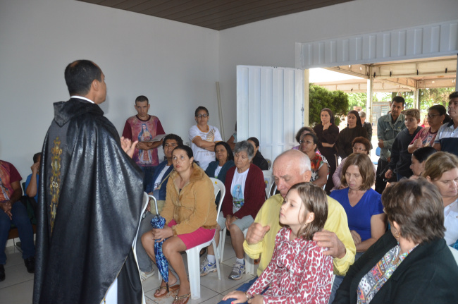 Padre Fábio, capelão do Exército Militar, celebrou a Santa Missa do dia de Finados no Cemitério Santo Antônio de Pádua. Foto: Estanislau Sanabria