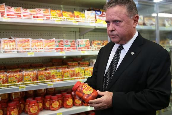 O ministro da Agricultura, Blairo Maggi, acompanha fiscalização de produtos de carne em supermercado em BrasíliaJosé Cruz/Agência Brasil