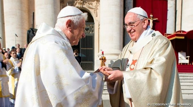 Bento e Francisco no Vaticano na celebração dos 65 anos de sacerdócio do Papa Emérito. Foto: L'Osservatore Romano