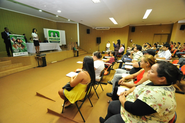 Neire Colman fala durante entrega de kit de materiais para alunos do Projovem Trabalhador

Crédito: A. Frota