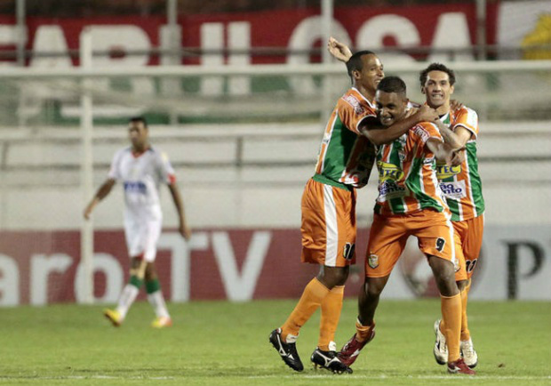Jogadores comemoram o gol que garantiu a classificação - Foto: Miguel Schincariol/Lancenet