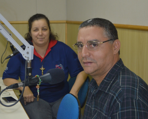 Ozair e Sr. Osmar durante o lançamento ao vivo na Rádio Coração. Foto: Rádio Coração/RC