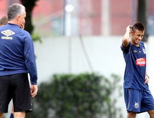 Dorival Júnior não resistiu à força de Neymar.
Garoto joga clássico (Foto: Ag. Estado)