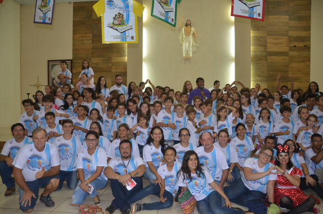 Crianças de 10 a 13 anos completos, na  missa de encerramento do 8° acampamento pré-mirim do Santuário Padre Pio, em Dourados.