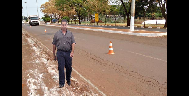 Pacco vistoriando o local das obras de recapagem e duplicação da avenida. 