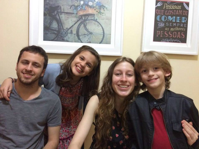 Thales, Clara, Luana e Artur, filhos do casal Josiane e Cesar. Foto: Facebook/Perfil pessoal