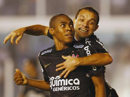 Elias (à esquerda) e Iarley balançaram as redes no clássico contra o Santos, nesta quarta-feira (22); o zagueiro Paulo André definiu a vitória corintiana
